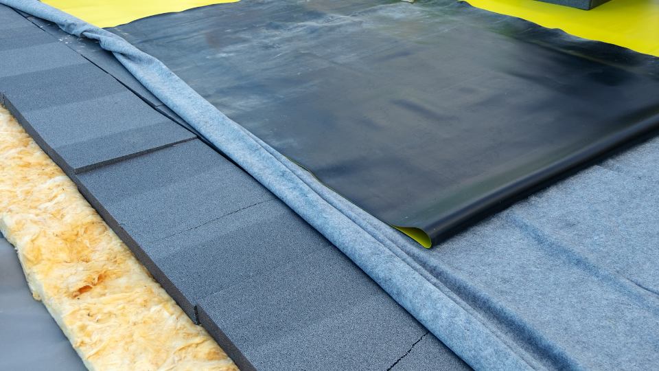 Membrany dachowe i folie paroizolacyjne - zabezpieczenie dachu na lata